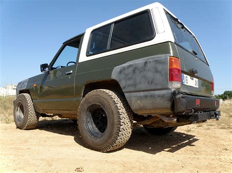 Nissan Patrol SD33 Largo en un paisaje rocoso