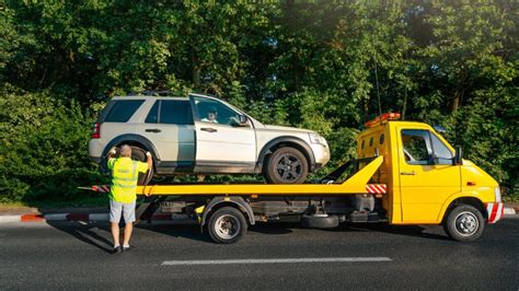 Grúa remolcando un camión en una carretera