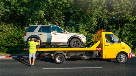 Diagrama de una grúa de plataforma elevando un coche