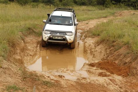 Vehículo 4x4 superando un obstáculo de barro