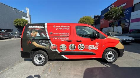 Vehículo rotulado con diseño corporativo