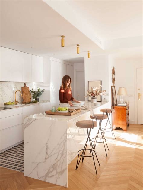 Diseño interior de cocina moderna con isla central