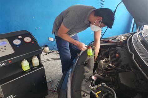 Mecánico revisando el sistema de aire acondicionado de un Seat Ibiza