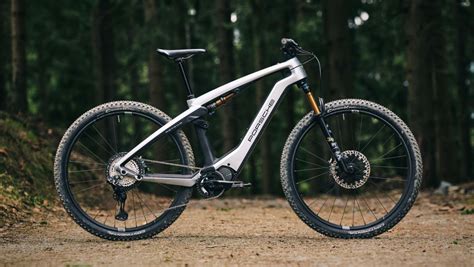 Fotografía de la Porsche eBike Cross en un entorno natural con senderos