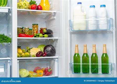 Nevera organizada con alimentos frescos