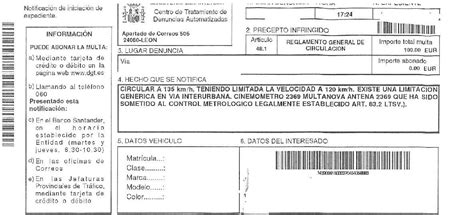 Persona revisando una multa de tráfico en un ordenador