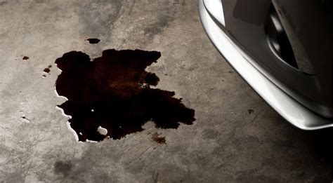 Mancha de aceite debajo de un coche