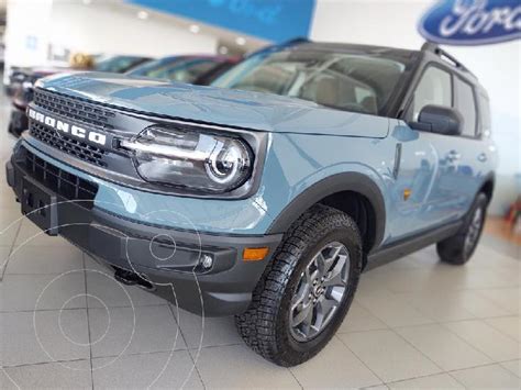Ford Bronco Azul Glaciar en un paisaje montañoso