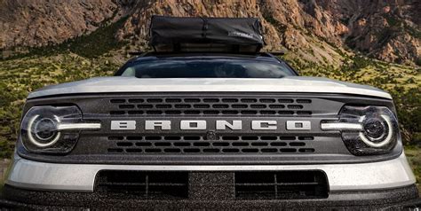 Primer plano de la parrilla frontal de la Ford Bronco Sport con faros LED