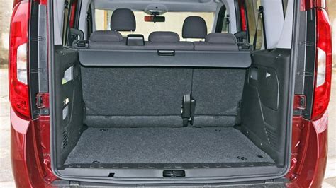 Fiat Doblo con protector de maletero y equipaje