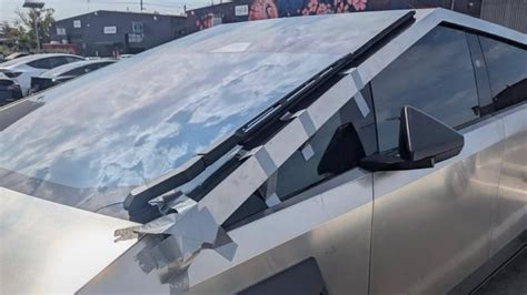 Detalle de la carrocería de acero inoxidable del Cybertruck