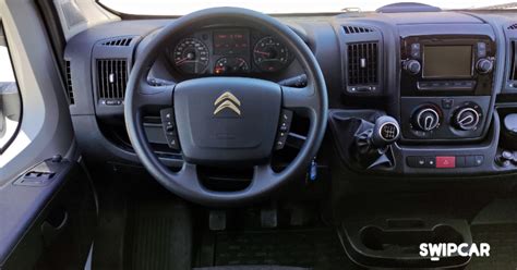 Interior de una furgoneta Citroën Jumper equipada con estanterías