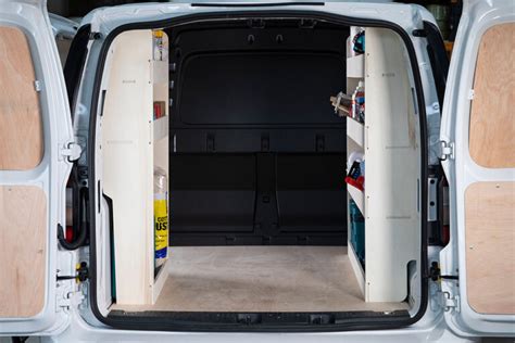 Diagrama mostrando la configuración de estanterías en una furgoneta