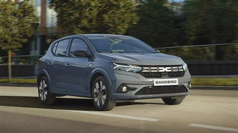 Detalle del frontal del Dacia Sandero con la nueva firma luminosa
