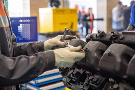 Un taller mecánico trabajando en un Audi moderno