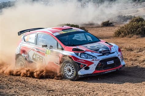 Coche de rally moderno en acción