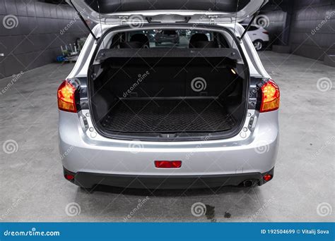 Imagen de un maletero abierto de un coche moderno, mostrando su capacidad y organización