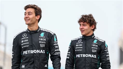 George Russell y Kimi Antonelli en el garaje de Mercedes