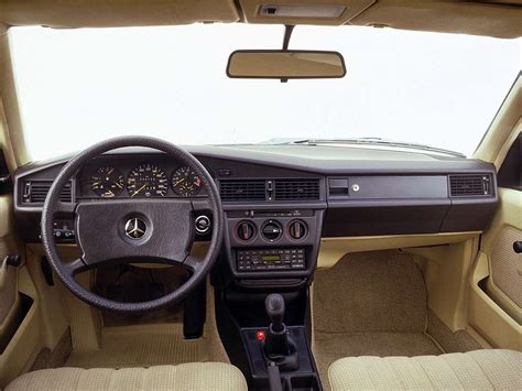 Interior de un Mercedes-Benz 190 (W201)