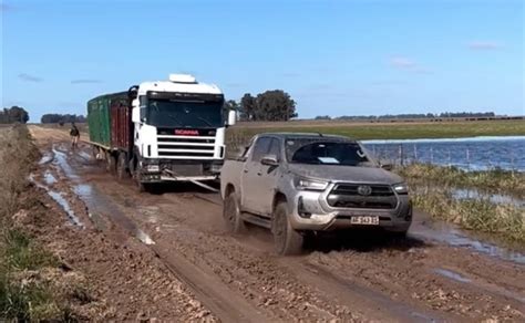 Toyota Hilux circulando por un camino rural en Extremadura