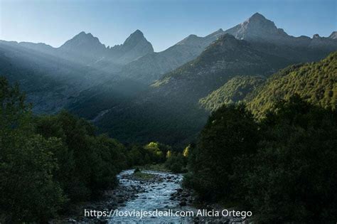 Paisaje del Valle de Pineta con montañas y río