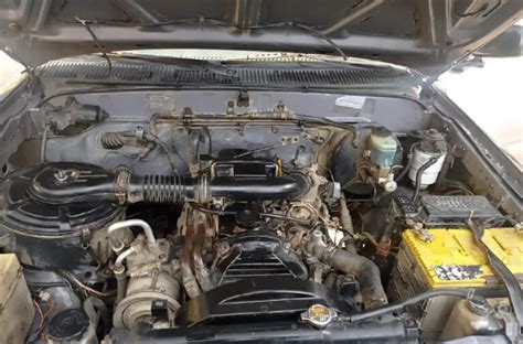 Mecánico inspeccionando un motor de Toyota Hilux