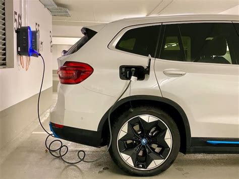 Un coche eléctrico expuesto en la sala de Energías Alternativas