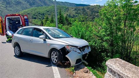 Un coche accidentado saliéndose de la carretera