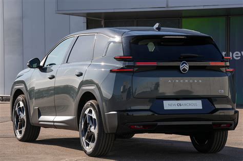 Imagen comparativa de los exteriores del Citroën C5 X y el Skoda Octavia Combi