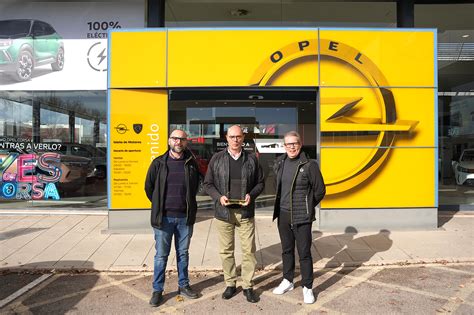 Interior de un concesionario Opel mostrando modelos recientes