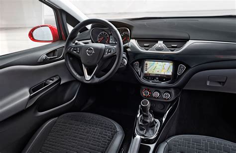 Opel Corsa interior con alfombrillas