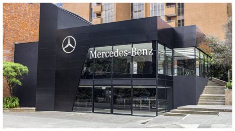 Fachada de un concesionario Mercedes-Benz moderno