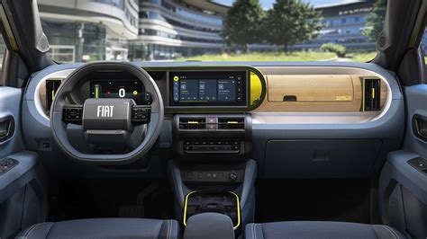 Interior del Fiat Panda con detalles naranjas y panel digital