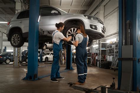 Fotografía de un taller mecánico moderno con personal atendiendo a un cliente