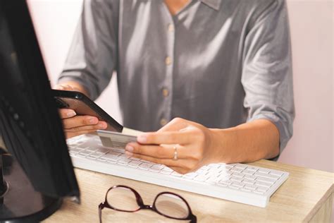 Infografía mostrando el proceso de solicitud de un dispositivo, facturación y posibles puntos de confusión.