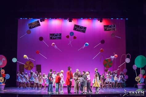 Escenografía moderna de una obra de teatro