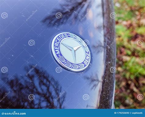 Pegatina del logotipo de Mercedes-Benz en un coche