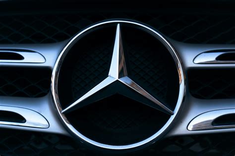 Pegatina del logotipo de Mercedes-Benz aplicada a una tablet