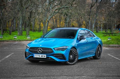 Mercedes CLA Azul en un entorno urbano