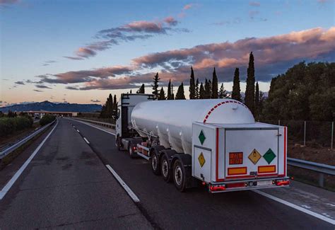 Camión de transporte de mercancías en una carretera de Córdoba