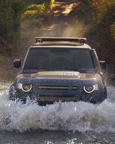 Land Rover Defender vadear río