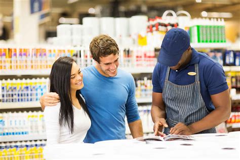 Equipo de desguace atendiendo a un cliente