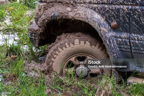 Vehículo 4x4 atascado en el barro