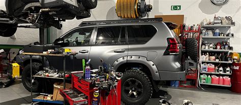 Taller mecánico con vehículos 4x4