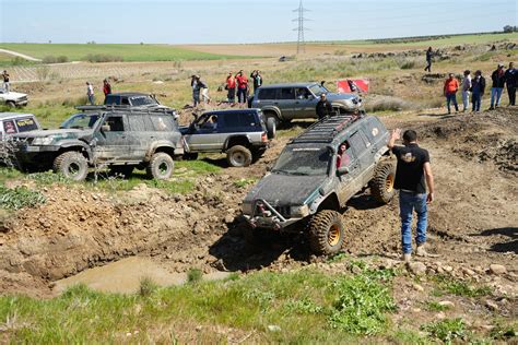 Vehículos 4x4 compitiendo en un circuito de tierra