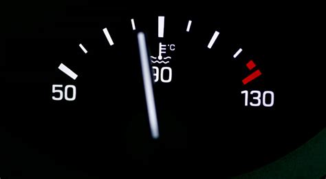 Icono de un termómetro sumergido en líquido, representando la temperatura del motor.