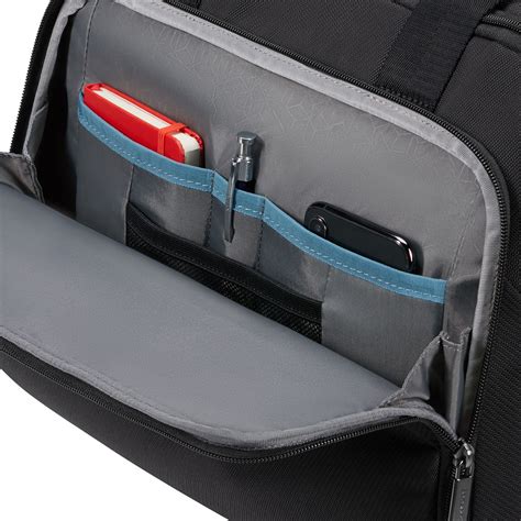 Mujer viajando con un maletín para portátil de Samsonite y maleta de cabina