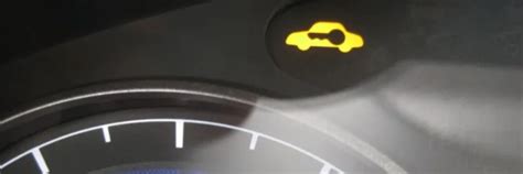 Tablero de un Renault con la luz de llave inglesa encendida