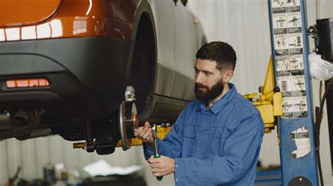 Mecánico revisando un coche en un taller