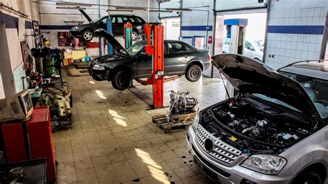 Taller mecánico con coches siendo reparados